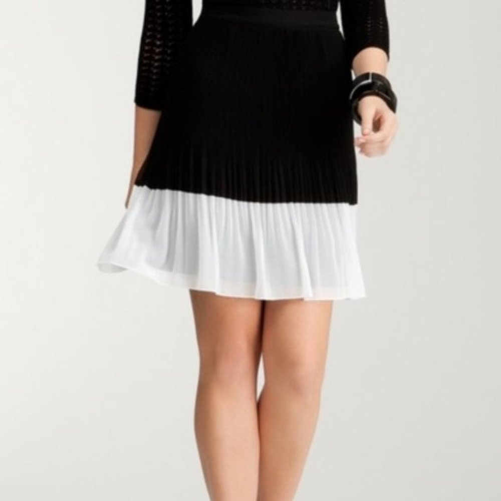 NWOT BEBE Colorblock Black White Fine Micro Pleat A-line Skater Mini Skirt Sz S